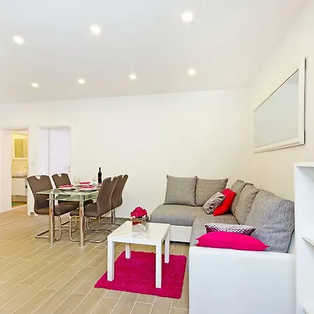Apartment Mira